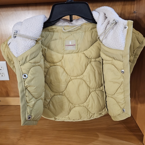 OS FreePeople Poncho. Pale Green. Hooded. Snap Closure. Pocket. Quilted. Short - Picture 2 of 10